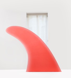 Alex Israel, Fin (Watermelon Sugar), 2023. Plexiglass, 111 ⅞ × 84 ⅝ × 3 ⅝ inches (284 × 215 × 9 cm) © Alex Israel. Photo: Matteo D’Eletto, M3 Studio