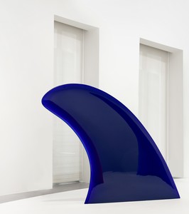 Alex Israel, Fin (Nightswimming), 2023. Plexiglass, 82 ⅜ × 78 ⅜ × 3 ⅛ inches (209 × 199 × 8 cm) © Alex Israel. Photo: Matteo D’Eletto, M3 Studio