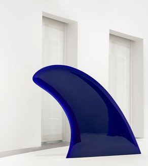 Alex Israel, Fin (Nightswimming), 2023 Plexiglass, 82 ⅜ × 78 ⅜ × 3 ⅛ inches (209 × 199 × 8 cm)© Alex Israel. Photo: Matteo D’Eletto, M3 Studio