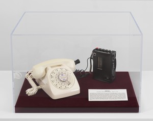 Chris Burden, Wiretap, 1977. Telephone, tape recorder, tap wire, and audiotape in Plexiglas and velvet vitrine, 13 ¼ × 20 ½ × 14 ½ inches (33.7 × 52.1 × 36.8 cm) © 2023 Chris Burden/Licensed by the Chris Burden Estate and Artists Rights Society (ARS), New York. Photo: Rob McKeever