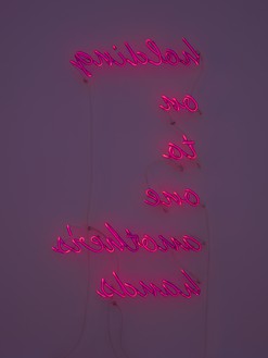 Douglas Gordon, holding on to one another’s hands, 2022 Neon, 33 ½ × 19 ⅜ × 2 inches (85 × 49 × 5 cm)© Studio lost but found/VG Bild-Kunst, Bonn, Germany 2023. Photo: Prudence Cuming Associates Ltd