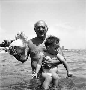 Lee Miller, Picasso and his son Claude Picasso, Golfe-Juan, France 1949, 1949. Gelatin silver print, 9 ⅞ × 9 ⅞ inches (25.1 × 25.1 cm) © Lee Miller Archives, England 2023. All rights reserved. leemiller.co.uk