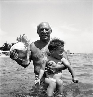 Lee Miller, Picasso and his son Claude Picasso, Golfe-Juan, France 1949, 1949 Gelatin silver print, 9 ⅞ × 9 ⅞ inches (25.1 × 25.1 cm)© Lee Miller Archives, England 2023. All rights reserved. leemiller.co.uk
