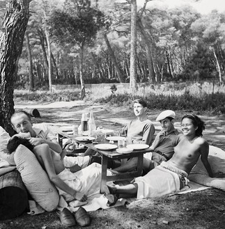 Lee Miller, Picnic, Île Saint-Marguerite, Cannes, France 1937, 1937 Gelatin silver print, 9 ½ × 9 inches (24.1 × 22.8 cm)© Lee Miller Archives, England 2023. All rights reserved. leemiller.co.uk
