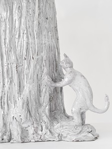 Setsuko, Le chat et l’oiseau, 2023 (detail). Enameled terra-cotta, 32 ¾ × 19 ¾ × 18 ½ inches (83 × 50 × 47 cm) © Setsuko. Photo: Thomas Lannes