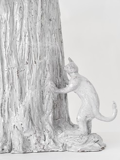 Setsuko, Le chat et l’oiseau, 2023 (detail) Enameled terra-cotta, 32 ¾ × 19 ¾ × 18 ½ inches (83 × 50 × 47 cm)© Setsuko. Photo: Thomas Lannes