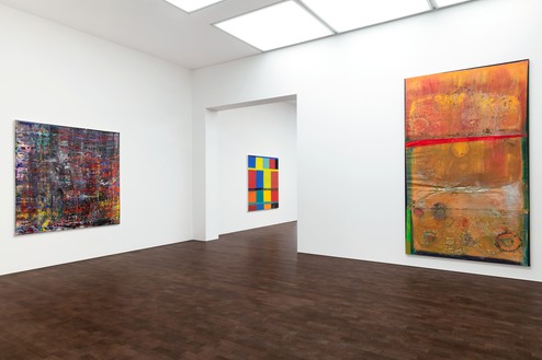 Installation view Artwork, left to right: © Gerhard Richter 2023 (13032023); © Stanley Whitney; © 2023 Frank Bowling. All rights reserved/Artists Rights Society (ARS), New York/DACS, London. Photo: Lucy Dawkins