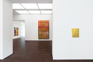 Installation view. Artwork, left to right: © Stanley Whitney; © 2023 Frank Bowling. All rights reserved/Artists Rights Society (ARS), New York/DACS, London; © Tomma Abts. Photo: Lucy Dawkins