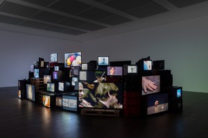 Douglas Gordon, Pretty much every film and video work from about 1992 until now..., 1999–. 109 television monitors showing 94 films and videos, overall dimensions variable © Studio lost but found/VG Bild-Kunst, Bonn, Germany, 2024. Photo: Lucy Dawkins
