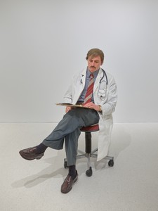 Duane Hanson, Medical Doctor, 1992–94. Oil on bronze with mixed media, 50 × 47 × 25 inches (127 × 119.4 × 63.5 cm) © 2024 Estate of Duane Hanson/Licensed by VAGA at Artists Rights Society (ARS), New York. Photo: Prudence Cuming Associates Ltd