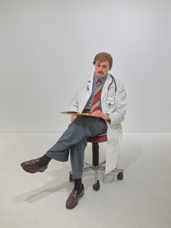 Duane Hanson, Medical Doctor, 1992–94 Oil on bronze with mixed media, 50 × 47 × 25 inches (127 × 119.4 × 63.5 cm)© 2024 Estate of Duane Hanson/Licensed by VAGA at Artists Rights Society (ARS), New York. Photo: Prudence Cuming Associates Ltd