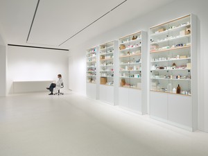 Installation view. Artwork, left to right: © 2024 Estate of Duane Hanson/Licensed by VAGA at Artists Rights Society (ARS), New York; © Damien Hirst and Science Ltd. All rights reserved, DACS 2024. Photo: Prudence Cuming Associates Ltd