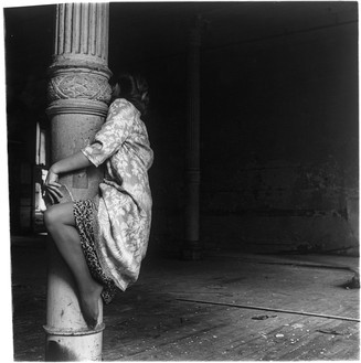 Francesca Woodman, Untitled, c. 1979–80 Lifetime gelatin silver print, image: 10 ¼ × 10 ⅛ inches (25.878 × 25.56 cm), sheet: 14 × 10 ⅞ inches (35.4 × 27.6 cm)© Woodman Family Foundation/Artists Rights Society (ARS), New York