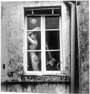 Francesca Woodman, Untitled, c. 1977–78 Lifetime gelatin silver print, image: 7 ⅝ × 7 ¼ inches (19.2 × 18.3 cm), sheet: 11 ¾ × 9 ⅜ inches (29.8 × 23.8 cm)© Woodman Family Foundation/Artists Rights Society (ARS), New York