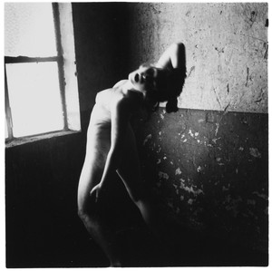Francesca Woodman Untitled, c. 1977–78. Lifetime gelatin silver print, image: 4 ⅛ × 4 ⅛ inches (10.5 × 10.5 cm), sheet: 9 ⅜ × 7 ⅛ inches (23.8 × 17.9 cm) © Woodman Family Foundation/Artists Rights Society (ARS), New York