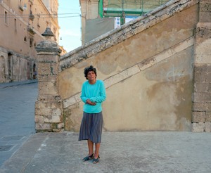 Jeff Wall Portrait in Noto, 2007. Inkjet print, 78 ¾ × 96 ⅛ inches (200 × 244 cm), edition of 3 + 1 AP © Jeff Wall