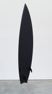 Marc Newson, Black Surfboard, 2017. 72 ⅞ × 16 ⅜ × 5 ¾ inches (184.9 x 41.4 x 14.4 cm), edition of 3 + 2 AP © Marc Newson. Photo: Rob McKeever