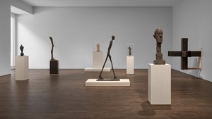 Installation view. Artwork, front, center middle, back left: © Succession Alberto Giacometti/DACS 2024; middle left, back center, and back right: © Succession Picasso/DACS, London 2024; and middle right: © 2024 Bruce Nauman/Artists Rights Society (ARS), New York and DACS. Photo: Prudence Cuming Associates Ltd