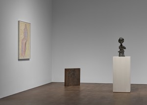 Installation view. Artwork, left to right: © 2024 Bruce Nauman/Artists Rights Society (ARS), New York and DACS; © Succession Alberto Giacometti/DACS 2024. Photo: Prudence Cuming Associates Ltd