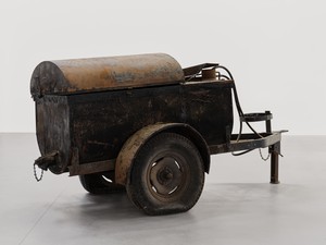 Theaster Gates, Sweet Chariot, 2010–22. Tar kettle and tar, 59 ⅞ × 105 ⅛ × 50 inches (152 × 267 × 127 cm) © Theaster Gates. Photo: Thomas Lannes