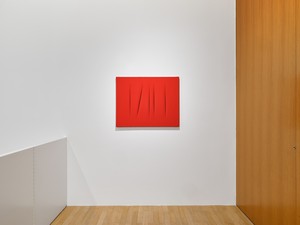 Installation view with Lucio Fontana, Concetto spaziale, Attese (1968). © Fondation Lucio Fontana, Milano/by SIAE/ADAGP, Paris, 2025. Photo: Thomas Lannes