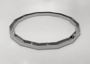 Walter De Maria 14-Sided Open Polygon, 1984. Stainless steel, 4 × 89 inches (10.2 × 226.1 cm) © Estate of Walter De Maria. Photo: Rob McKeever