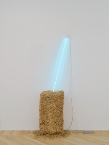 Mario Merz Ohne Titel (Untitled), 1964–79. Straw bales, neon, cables, and transformers, 59 ⅛ × 21 ⅝ × 23 ⅝ inches (150 × 55 × 60 cm) © ADAGP, Paris, 2025. Photo: Thomas Lannes