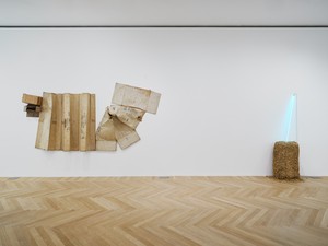 Installation view. Artwork, left to right: © Robert Rauschenberg Foundation/ADAGP, Paris, 2025; © ADAGP, Paris, 2025. Photo: Thomas Lannes