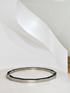 Installation view with Walter De Maria, 14-Sided Open Polygon (1984). Artwork © Estate of Walter De Maria. Photo: Thomas Lannes