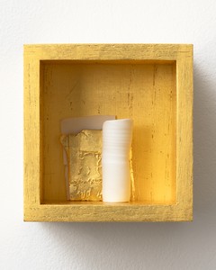 Edmund de Waal if you came this way, VI, 2025. Porcelain, gold, wood, and glass, 4 ¼ × 4 × 2 ⅞ inches (10.6 × 10.2 × 7.2 cm) © Edmund de Waal. Photo: Alzbeta Jaresova