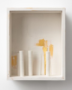 Edmund de Waal if you came this way, V, 2025. Porcelain, gold, kaolin, wood, and glass, 14 ⅝ × 11 ⅞ × 5 7/8 inches (37 × 30 × 15 cm) © Edmund de Waal. Photo: Alzbeta Jaresova