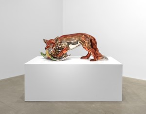 Jeff Koons Fox with Bird, 2016–23. Mirror-polished stainless steel with transparent color coating, 25 × 63 ⅛ × 26 ¾ inches (63.5 × 160.3 × 67.8 cm), edition of 3 + 1 AP © Jeff Koons. Photo: Maris Hutchinson