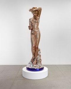 Jeff Koons Aphrodite, 2016–21. Mirror-polished stainless steel with transparent color coating, 102 × 30 ¼ × 30 ⅝ inches (259.1 × 76.8 × 77.8 cm), edition of 3 + 1 AP © Jeff Koons. Photo: Maris Hutchinson