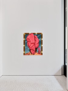 Installation view with Julie Curtiss, Téléphone Rose (2025). Artwork © Julie Curtiss. Photo: Thomas Lannes