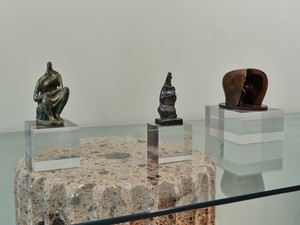 Installation view. Artwork © The Henry Moore Foundation. Furniture © Malaparte. Photo: Thomas Lannes