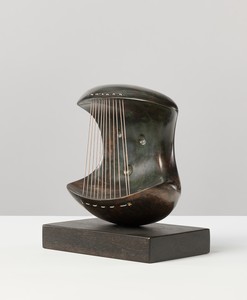 Henry Moore Head, 1939 (cast 1968). Bronze and string, 6 ⅜ × 5 ⅝ × 3 ½ inches (16 × 14.3 × 8.9 cm), cast 6/6 + 1 © The Henry Moore Foundation. Photo: Prudence Cuming Associates Ltd