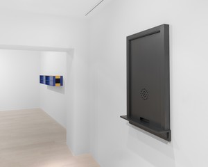 Installation view. Artwork, left to right: © Judd Foundation/Artists Rights Society (ARS), New York; © Adam McEwen. Photo: Owen Conway