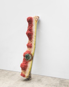 Kathleen Ryan Bad Melon (Juicy), 2025. Cherry quartz, agate, citrine, magnesite, malachite, prehnite, turquoise, amazonite, aventurine, jasper, quartz, amber, glass, acrylic, steel pins on coated polystyrene, and ’69 Chevrolet Impala bumper, 78 × 19 × 25 ½ inches (198.1 × 48.3 × 64.8 cm) © Kathleen Ryan. Photo: Maris Hutchinson