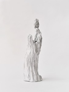 Setsuko L’arbre et la chouette, 2023. Enameled ceramic, 19 ⅜ × 6 ¾ × 6 ¾ inches (49 × 17 × 17 cm) © Setsuko. Photo: Thomas Lannes