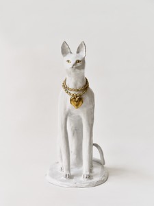 Setsuko Le grand chat au médaillon, 2024. Enameled ceramic, 16 ⅝ × 13 ¾ × 8 ¾ inches (42 × 35 × 22 cm) © Setsuko. Photo: Thomas Lannes