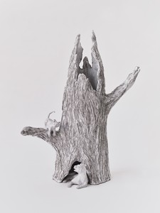 Setsuko Le chaton et sa mère, 2024. Enameled ceramic, 20 ⅞ × 17 ¾ × 10 ¼ inches (53 × 45 × 26 cm) © Setsuko. Photo: Thomas Lannes
