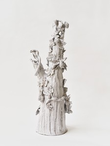 Setsuko Le serpent et la vigne, 2024. Enameled ceramic, 28 × 13 ¾ × 9 ⅞ inches (71 × 35 × 25 cm) © Setsuko. Photo: Thomas Lannes