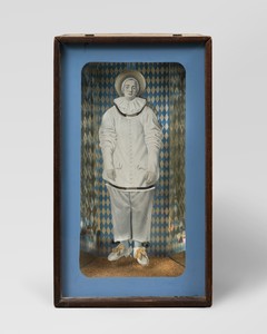 Joseph Cornell A Dressing Room for Gille, 1939. Paint, printed paper, mirror, cork, cotton thread, textiles, ribbon tape, wire mesh, and glass-paned wood box construction, 15 × 8 3⁄4 × 6 5⁄8 inches (38.1 × 22.2 × 16.8 cm) © 2025 The Joseph and Robert Cornell Memorial Foundation/Licensed by VAGA at Artists Rights Society (ARS), New York. Photo: Owen Conway