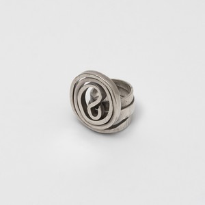Alexander Calder Ring, c. 1940. Silver wire, 1 ¼ × 1 ¼ × 1 ⅛ inches (3.2 × 3.2 × 2.9 cm) © 2026 Calder Foundation, New York/Artists Rights Society (ARS), New York. Photo: Annik Wetter