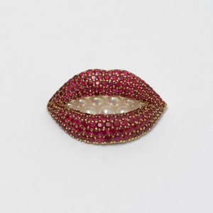 Ruby Lips brooch designed by Salvador Dalí in 1949. Produced by Henryk Kaston with circular-cut rubies, cultured pearls, and 18-karat gold © 2025 Salvador Dalí, Fundació Gala-Salvador Dalí/Artists Rights Society (ARS), New York. Photo: Annik Wetter