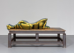 Thomas Schütte Aluminiumfrau Nr. 8, 2001. Lacquered aluminum on steel table, 50 × 105 ⅛ × 49 ⅛ inches (127 × 267 × 124.8 cm) © 2025 Artists Rights Society (ARS), New York/VG Bild-Kunst, Bonn. Photo: Fredrik Nilsen Studio