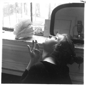 Francesca Woodman Untitled, c. 1976. Lifetime gelatin silver print, image: 4 ⅜ × 4 ⅜ inches (10.9 × 10.9 cm), sheet: 4 ⅝ × 4 ½ inches (11.59 × 11.43 cm) © Woodman Family Foundation/SIAE, Rome