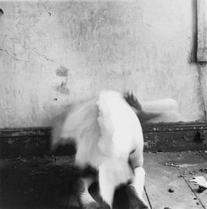 Francesca Woodman Untitled, c. 1976. Lifetime gelatin silver print mounted on mat board, sheet: 6 ⅛ × 6 ⅛ inches (15.4 × 15.4 cm), mat board: 13 ⅝ × 10 ½ inches (34.5 × 26.7 cm) © Woodman Family Foundation/SIAE, Rome
