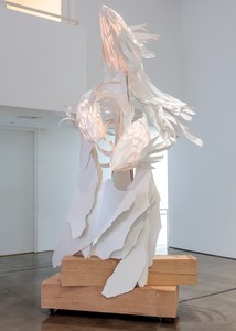 Frank Gehry Untitled Standing Fish (Los Angeles VIII), 2021. ColorCore Formica, stainless steel wire, LED lights on wood pedestal, 137 × 80 × 71 inches (348 × 203.2 × 180.3 cm) © Frank O. Gehry. Photo: Josh White