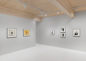Installation view. Artwork, left wall and right wall (left and right): © Condé Nast; right wall, center: © The Irving Penn Foundation. Photo: Annik Wetter